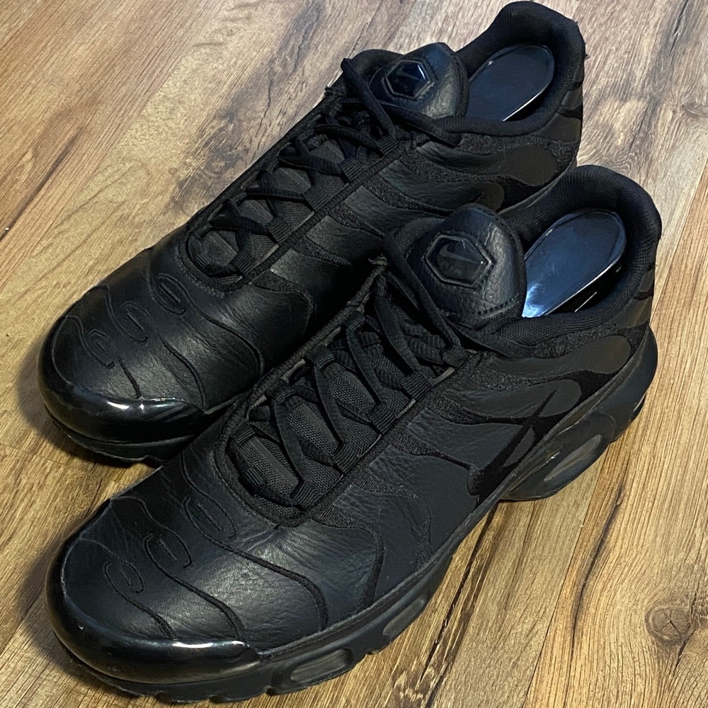 Nike Air Max Plus TN Triple Black Leather Mens Sneakers AJ2029-001 Size 9.5